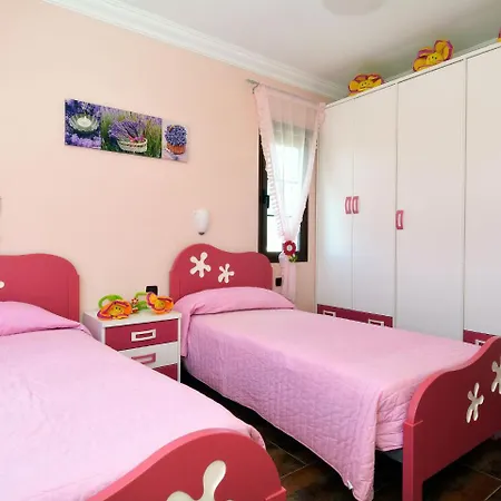 Villa Comfortable In Tinajo With Swimming Pool