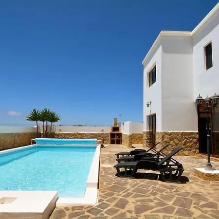 Villa Comfortable In Tinajo With Swimming Pool